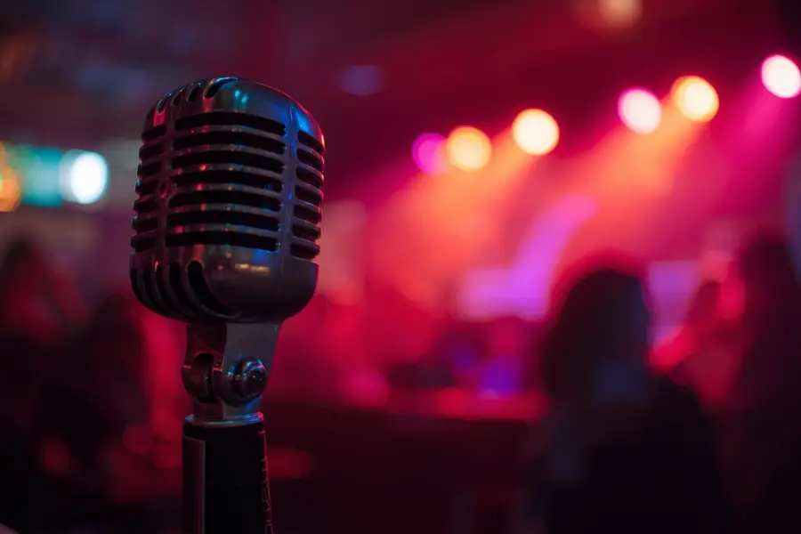 Een karaokeavond waar vooral de focus wordt gelegd op de microfoon
